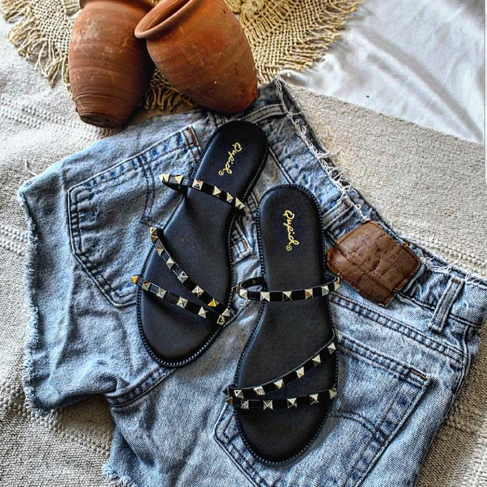 🆕️Summer Faves Collection// Black Strappy Sandal - Picture 2 of 5